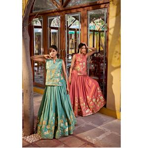 Conjunto Moderno de Lehenga, Blusa y Koti con Silueta Coordinada, Bordado Tradicional con Hilos y un Toque de Brillo Metálico, Lehenga a Precio de Mayoreo - Product Image 1