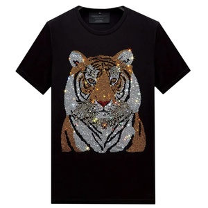 เสื้อยืดเด็กพิมพ์ลายกราฟิกคริสตัลโลโก้แบบกำหนดเอง สไตล์สตรีทแวร์ ประดับด้วยเพชรระยิบระยับ เหมาะสำหรับฤดูร้อน ติดด้วยเทคนิคฮอตฟิกซ์ แขนสั้น ผลิตจากวัสดุรักษ์โลก - Product Image 4