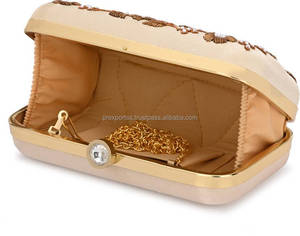 กระเป๋าคลัทช์ปักลายดอกไม้สีเบจสุดหรู ประดับด้วยลูกปัดคริสตัลและเพชรเทียม งานแฮนด์เมดสไตล์อินเดีย เหมาะสำหรับงานกลางคืน พร้อมเครื่องประดับตกแต่ง - Product Image 4