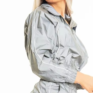 Ensemble 2 pièces de haute qualité pour femme : coupe-vent oversize, haut court zippé et short avec veste - Product Image 5