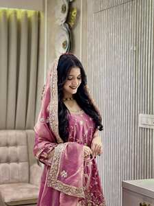 Ensemble Sharara rose brodé lourd pour femme avec dupatta en tulle – Tenue ethnique de créateur pour mariage et soirée, style Salwar Kameez - Product Image 4