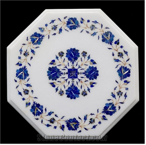 Plaque octogonale en marbre blanc représentant un paon perchoit sur des branches florales bleues et orange vibrantes, à prix de gros. - Product Image 4