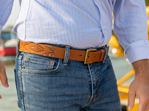 Cinturón de Cuero Vacuno Personalizado OEM con Hebilla de Hierro, Diseño Casual Bordado, Ajustable y de Alta Durabilidad para Hombres y Mujeres - Product Image 6