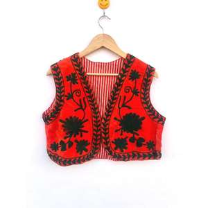 Chaleco Corto Reversible de Terciopelo de Algodón Bordado Suzani Hecho a Mano con Doble Abotonadura, Rojo Festivo, Regalo para Ella - Product Image 1