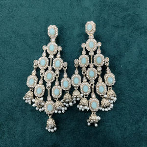 Boucles d'oreilles pendantes ethniques plaquées or en alliage avec zircon en forme de cloche pour femme, idéales pour mariage et usage quotidien, vente en gros - Product Image 1