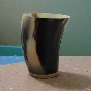 แก้วน้ำวัสดุเขาสัตว์ขนาดเล็กขอบทองเหลือง งานแฮนด์เมด สำหรับแคมป์ปิ้ง เป็นมิตรกับสิ่งแวดล้อม ทนความร้อน บรรจุกล่อง - Product Image 1