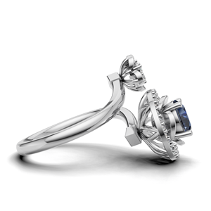 Élégante bague de fiançailles en or blanc/rose et jaune 18 carats avec saphir bleu et halo de pierres précieuses, design floral en grappe - Product Image 3