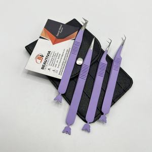 Pinzas de extensión de pestañas con mango dentado recubierto de Color púrpura Diseño de mariposa en la parte inferior Pinzas de pestañas de etiqueta privada personalizadas - Product Image 1