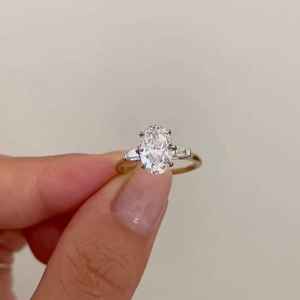 Anillo de Compromiso de Oro Sólido de 14K con Tres Diamantes Naturales Ovalados de 1.01CT G VS2, Certificados de Lujo, con Piedras Laterales en Forma de Baguette - Product Image 3