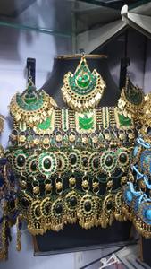 Parure de bijoux afghans tribaux lourds comprenant un collier bib à grandes pièces et des boucles d'oreilles chandelier imposantes - Product Image 3