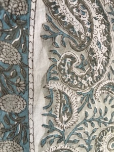 Tissu 100% coton imprimé à la main, motif floral Paisley bleu sarcelle et gris |   Fournisseur de textiles en gros à Jaipur - Product Image 2