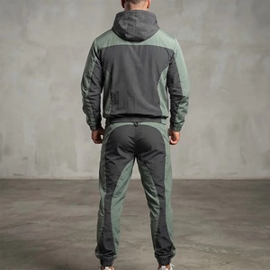 Conjunto deportivo cortavientos para hombre, 100% nailon, con pantalones y chaqueta con capucha, paneles con logo reflectante, disponible en diferentes colores. - Product Image 3