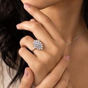 Bague de fiançailles solitaire en or massif 10K 14K 18K certifiée IGI, couleur DEF, clarté VS VVS, style vintage, avec halo floral en grappe - Product Image 4