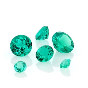 Esmeralda Verde Cultivada en Laboratorio, Corte Brillante Redondo, Gema Suelta para Joyería, Pulida con Efecto de Juego de Color y Fuego - Product Image 2