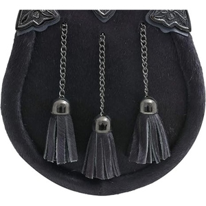 Sporran Tradicional Escocés de Piel Negra con Solapa con Grabado Celta Ornamentado, Detalles de Cadena y Tres Borlas de Cuero - Product Image 3