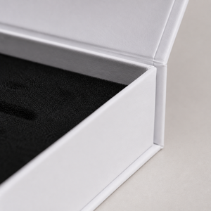 Boîte cadeau en carton rigide blanc, papier artistique, rectangle, insert en mousse noire, vernis sélectif UV, logo personnalisé pour bijoux et montres - Product Image 6