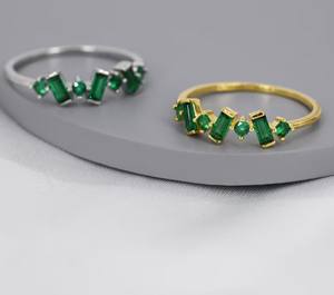 Bague en argent sterling avec grappe de CZ vert émeraude taille baguette, forme organique, argentée ou dorée - Product Image 1