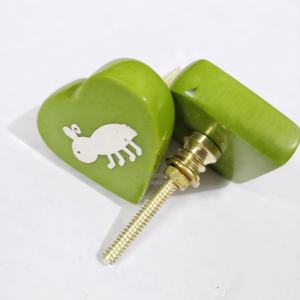 Perilla decorativa verde en forma de corazón con diseño de animales blancos para armarios, cajones, muebles de tocador, perilla única para habitación de niños y guardería - Product Image 1