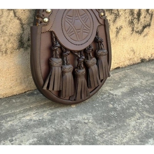 Sporran celtique en cuir véritable de qualité supérieure avec motif rond gaufré, garniture cloutée et cinq pompons pour kilt écossais des Highlands - Product Image 4