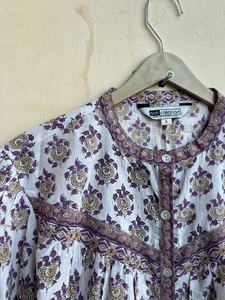 Blusa de Mujer con Estampado Floral y Botones, Blusa de Algodón para Viaje, Blusa de Cuello Redondo y Manga Larga con Estampado Floral - Product Image 4