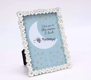 กรอบรูปโลหะหรูหรา ตกแต่งสวยงามสำหรับตั้งโชว์บนโต๊ะ สำหรับตกแต่งบ้าน โดย Tradebyd - Product Image 1