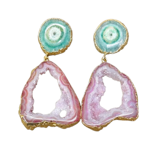 Pendientes de latón rosa y verde con gemas de cristal talladas y grabado electrochapado en plata, estilo mascota - Product Image 3