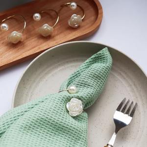 Anillos florales de metal y resina de lujo que realzan la sencillez de la ropa de mesa, haciendo que incluso los servilletas sencillos parezcan refinados y con mucho cuidado elaborados. - Product Image 5