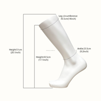Mannequin de luxe en fibre de verre blanc mat, pose debout avec tête, pour présentation de chaussettes, chaussures et pieds.