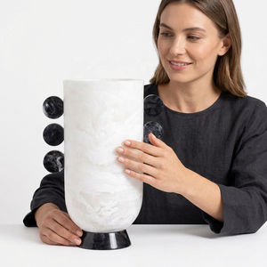 Vase en résine bleue personnalisé, design Art Déco, artisanat écologique, pot à fleurs de table pour mariage, décoration contemporaine pour la maison - Product Image 1