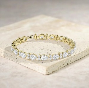 Pulsera con Dije de Moissanita Corte Pera en Plata de Ley 925 Bañada en Oro, Joyería Artesanal de Lujo y Elegancia - Product Image 5