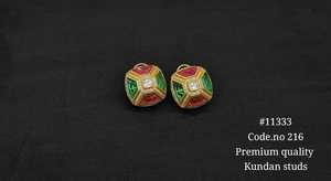 Boucles d'oreilles clous vertes Kundan plaquées or avec zircon, bijoux fins géométriques pour cadeau de fête - Product Image 4