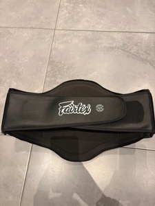อุปกรณ์ป้องกันร่างกายสำหรับชกมวย แผ่นป้องกันอกแบบกำหนดเอง แผ่นรองท้อง Fairtex อุปกรณ์ป้องกันอกสำหรับกีฬามวย คุณภาพดีที่สุด พร้อมโลโก้แบบกำหนดเอง - Product Image 2