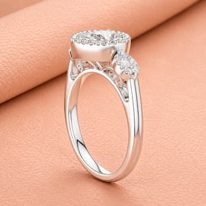 Anillo de Compromiso de Lujo con Diamante Cultivado en Laboratorio, Corte Pera, Halo, Piedras Laterales Marquise, Acabado en Oro Blanco, Certificado IGI, Claridad VVS1-VVS2 - Product Image 3