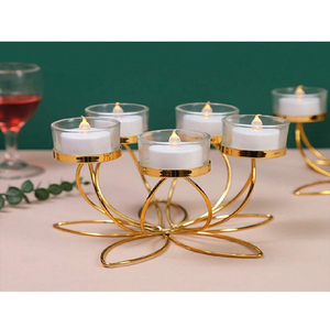 Elegante candelabro plateado con forma de rama de árbol y cinco portavelas de vidrio mercurizado para un brillo deslumbrante. Disponible a precios de mayorista. - Product Image 5