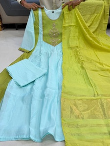Conjunto de traje Anarkali de seda Chanderi verde menta de lujo con bloques de color amarillo lima, Kurta acampanada y pantalón, ideal para bodas indias y pakistaníes, o para el festival Mehendi. - Product Image 6