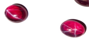 Rubis étoilé transparent ovale 8x12 mm 5 carats, cabochon poli créé en laboratoire avec effet étoile à 6 branches pour la fabrication de bijoux - Product Image 5