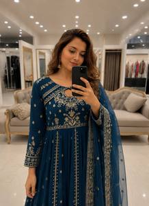 Robe Anarkali bleue brodée en polyester pour femme, longueur ras du sol, tenue traditionnelle indienne et pakistanaise pour mariage, coupe ample - Product Image 3