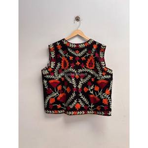 Chaleco de terciopelo indio Suzani, chaleco bordado a mano, chaleco unisex de invierno, chaleco bohemio hippie. - Product Image 5