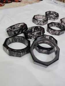 Bracelets en résine faits à la main, forme ronde, couleur noir et vert, bijoux d'art de collection, technique de moulage - Product Image 5