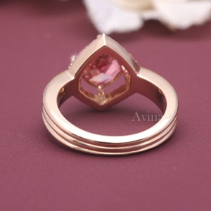 Bague en saphir rose taille coussin, or jaune/blanc et rose 18 carats, avec halo de diamants, pour femme, fiançailles, mariage, joaillerie fine - Product Image 3