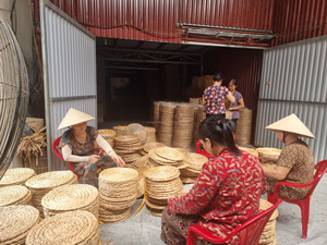 แผ่นรองจานสานมือจากหญ้าทะเลธรรมชาติ น้ำหนักเบา สไตล์โบฮีเมียน ลายดอกไม้ สำหรับตกแต่งโต๊ะงานเลี้ยง ของขวัญขึ้นบ้านใหม่ ผลิตในเวียดนาม - Product Image 4