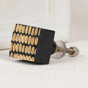 Bouton de meuble de luxe fait main en résine Belladec, bois et laiton, durable |   Poignée de tiroir carrée décorative |   Poignée de porte de meuble moderne - Product Image 6