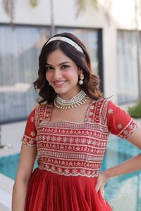 Robes Anarkali traditionnelles indiennes en tissu H O avec broderies de sequins et de Zari, et perles en forme de tuyau, pour les mariages. - Product Image 2