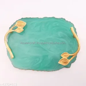 Plateau de service en résine verte à texture moderne Fournisseur d'ustensiles de cuisine organisés pour le service de gâteaux avec poignée en laiton irrégulière - Product Image 1