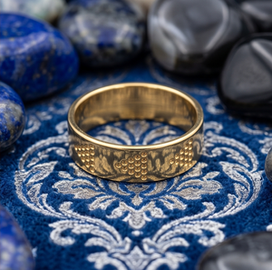 DIVYORO Anillo clásico para hombre chapado en oro de 22 quilates con diseño de flecha punteada - Product Image 4