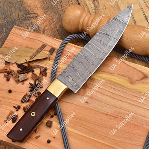 Couteau de Chef Professionnel en Acier Damas de Qualité Industrielle 8 pouces avec Embout en Laiton, Manche Ergonomique en Bois de Rose et Étui en Cuir - Product Image 4