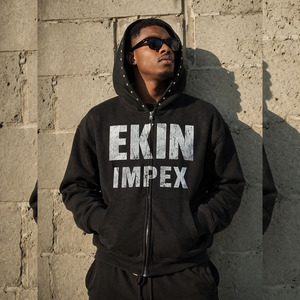 Sudadera con capucha personalizada de 400 g/m² con estampado DTG, corte ajustado, efecto desgastado, rasgado, con cremallera y pedrería, 100% algodón, transpirable, con efecto descolorido por el sol y lavado ácido. - Product Image 3