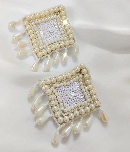 Pendientes de aro con cuentas de vidrio bordadas a mano, diseño moderno para fiestas, bodas y regalos, por MD HANDICRAFTS - Product Image 3