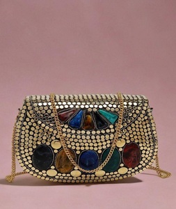 Pochette de mariée artisanale avec pierres Kundan et poignée en perles, sac à main ethnique de créateur pour mariage - Product Image 1