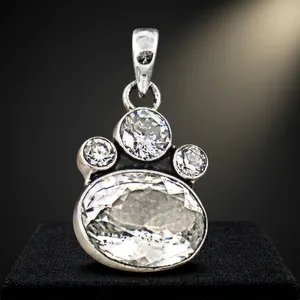 Pendentif en argent Art Palace avec un design géométrique élégant orné de pierres précieuses CZ et de cristaux, collier élégant à porter au quotidien - Product Image 1